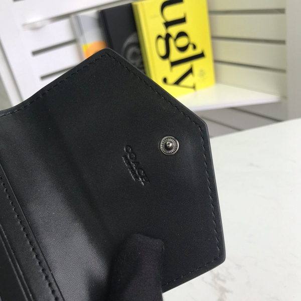 コーチ財布着用イメージ